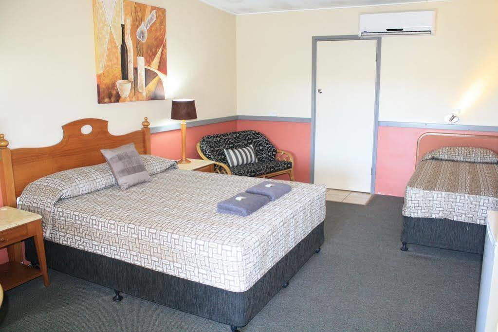 Central Motel Gin Gin Екстер'єр фото