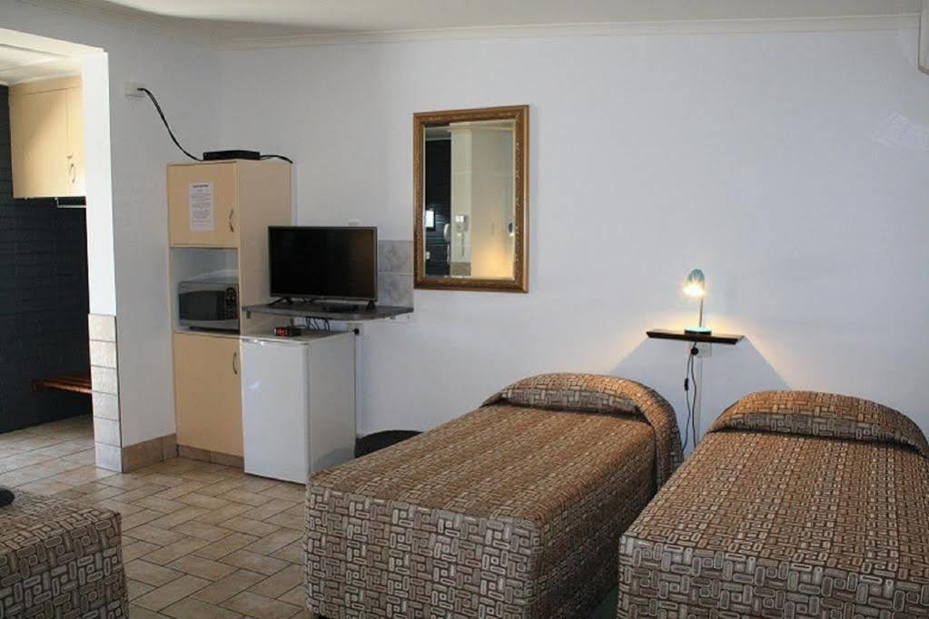 Central Motel Gin Gin Екстер'єр фото