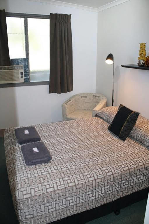 Central Motel Gin Gin Екстер'єр фото