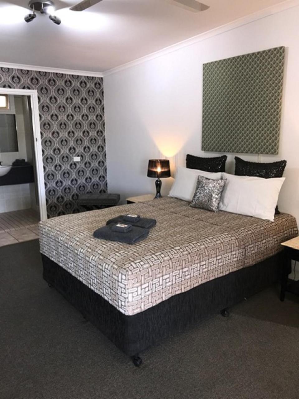 Central Motel Gin Gin Екстер'єр фото